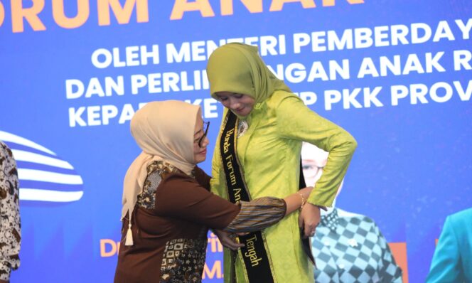 
					Hj. Nawal Arafah Yasin, atau Ning Nawal, resmi dikukuhkan sebagai Bunda Forum Anak Jawa Tengah oleh Menteri PPPA RI, Arifah Choiri Fauzi, di Gedung Gradika Bhakti Praja, Semarang, pada 20 April 2025. (Foto: Syahidan)

