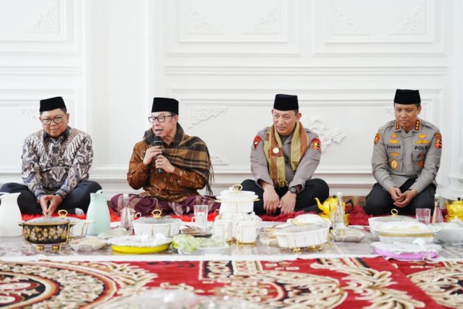 
					Kunjungi Pesantren Buntet Cirebon, Kapolri Silaturahmi ke Dewan Sepuh hingga Resmikan Pondok