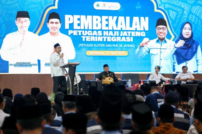 
					Wakil Gubernur Jawa Tengah (Jateng), Taj Yasin Maimoen, atau akrab disapa Gus Yasin, memberikan arahan kepada Petugas Haji Daerah (PHD) dan Petugas Kloter se-Jateng untuk musim haji 2025. Dalam acara yang digelar di Aula BPSDMD Jateng, Kota Semarang, pada Rabu, 23 April 2025 (Foto: Syahidan)