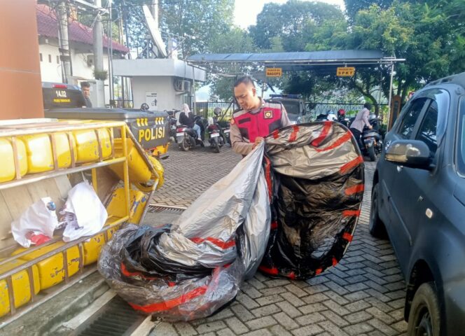 
					Aparat Gabungan di Trenggalek Gagalkan Puluhan Balon Udara Siap Terbang Berisi Petasan