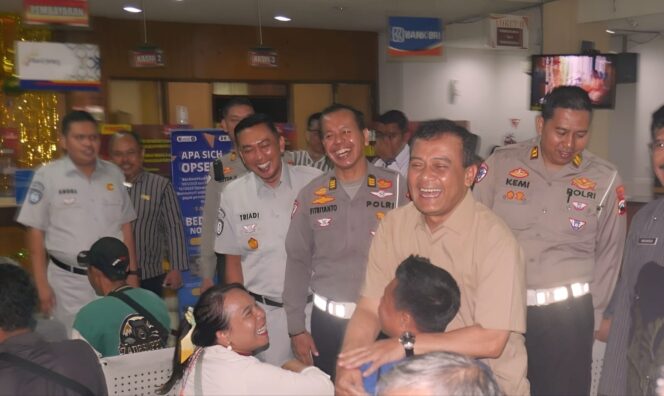 
					Gubernur Ahmad Luthfi Cek Samsat, “ngobrol bareng” Wajib Pajak, Ada Tunggakan 10 Tahun Dihapus