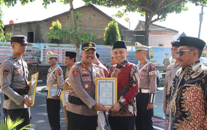 
					Kapolres Wonogiri Beri Penghargaan kepada Personel dan Masyarakat yang Berkontribusi Dalam Kamtibmas