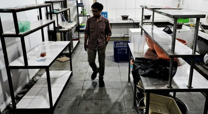 
					Mitra dapur di Kalibata, Jakarta Selatan, melaporkan Yayasan Makan Bergizi Gratis (MBG) berinisial MBN ke Kepolisian atas dugaan penggelapan dana sebesar Rp975.375.000. Laporan tersebut diajukan oleh kuasa hukum mitra dapur, Danna Harly, dengan nomor LP/B/1160/IV/2025/SPKT/POLRES METRO JAKSEL/POLDA METRO JAYA pada Kamis (10/4/2025). (Foto: @JGBimantaraa)