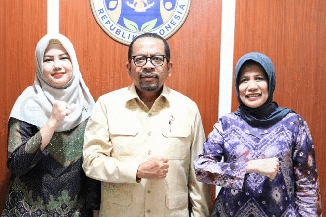 
					Wakil Kepala Staf Kepresidenan, M. Qodari, bersama Bupati Banyuasin, Dr. H. Askolani, meninjau Satuan Pelayanan Pemenuhan Gizi (SPPG) di Kecamatan Talang Kelapa, Kabupaten Banyuasin, pada Jumat (25/4/2025). (Foto: @KSPgoid)

