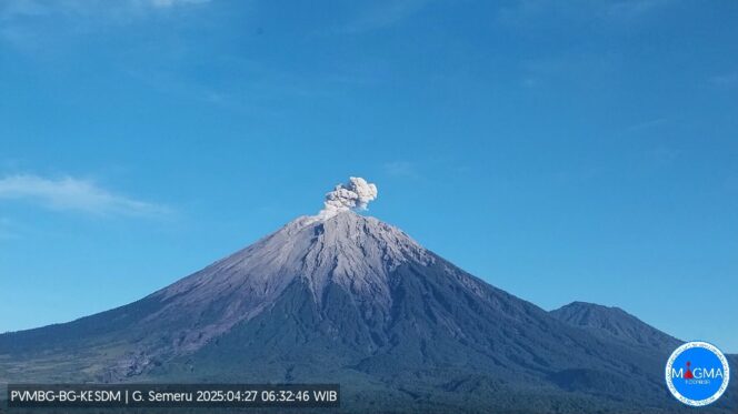 
					Gunung Semeru kembali menunjukkan aktivitas vulkanik dengan erupsi pada Minggu, 27 April 2025, pukul 06:30 WIB. (Foto: magma.esdm.go.id)