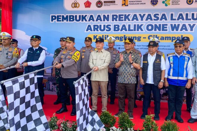 
					Gubernur Jawa Tengah Ahmad Luthfi mendampingi Kapolri Jenderal Listyo Sigit Prabowo melepas one way arus balik di Gerbang Tol Kalikangkung, Semarang, pada Minggu, 6 April 2025./ Foto: Zulkarnain