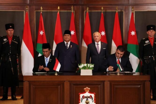 
					Menteri Pertanian (Mentan) Andi Amran Sulaiman mengumumkan komitmen untuk memperkuat kerja sama bilateral dengan Yordania di bidang pengelolaan air (water management) dan pengembangan budidaya gandum. Pengumuman ini disampaikan usai kunjungan ke Yordania, bertemu Menteri Pertanian Yordania, Khaled Al Henefat, dalam konferensi pers di Kementerian Pertanian, Jakarta, Kamis, 17 April 2025 (Foto: pertanian.go.id)