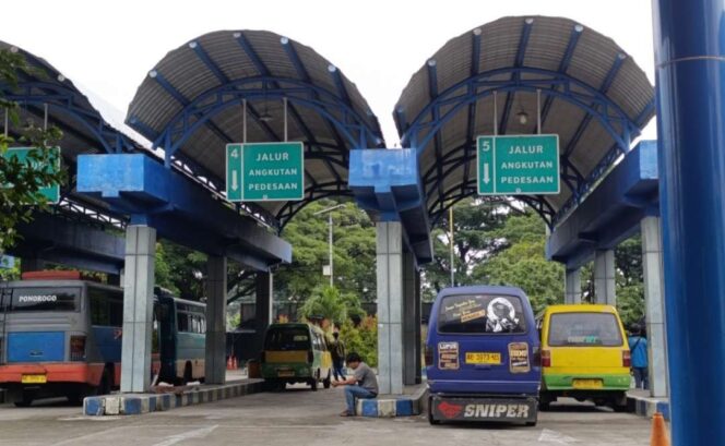 
					Angkutan pedesaan (Angdes) di Terminal Seloaji Ponorogo sepi peminat pada momentum arus mudik dan balik lebaran 2025. (Foto: RRI/Eka Wulan)
