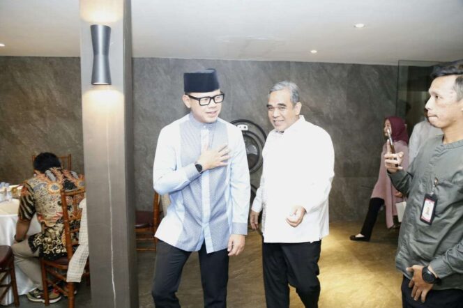 
					Wamendagri, Bima Arya (mengenakan kopiah) berbincang bersama Ketua MPR, Ahmad Muzani (kedua dari kanan), pada halalbihalal di kediaman Ketua MPR RI, Rabu (2/4/2025) (Foto: Puspen Kemendagri)