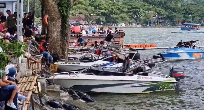 
					Ribuan pengunjung memadati obyek wisata Telaga Ngebel pada momentum libur lebaran 2025. (Foto: Ist)

