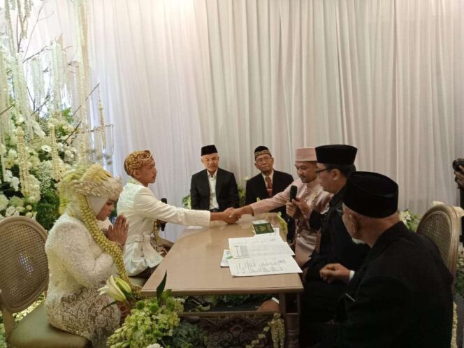 
					Mantan Gubernur Jawa Tengah Ganjar Pranono (tiga dari kiri) saat menjadi saksi pernikahan putri mantan wakil bupati Karanganyar Paryono (foto: RRI/Arga)
