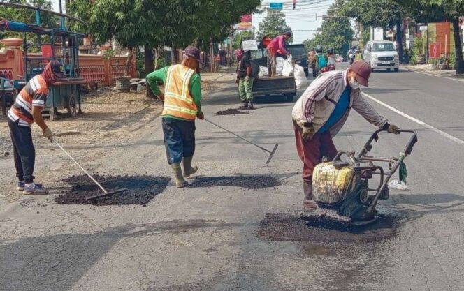 
					Petugas DPUPKP Ponorogo memperbaiki sejumlah ruas jalan yang mengalami kerusakan. (Foto: Ist)
