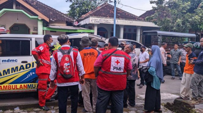 
					Puluhan warga Desa Karangturi Kecamatan Gantiwarno Kabupaten Klaten mengalami keracunan masal. Dinas Kesehatan, PMI dan BPBD Klaten menerjunkan tim dilokasi tersebut (Foto: Dok PMi : Adam)