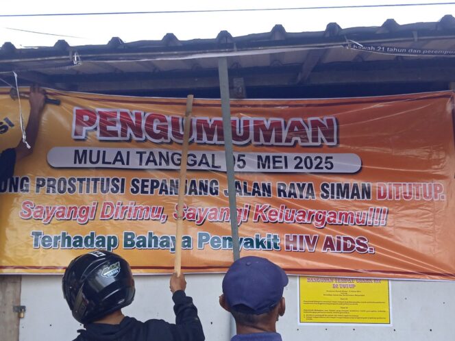 
					Satpol PP Ponorogo menyegel belasan warung kopi berkedok prostitusi di Jalan Raya Siman-Jabung, Kecamatan Siman, pada Senin, 5 Mei 2025. (Foto: Ist.)

