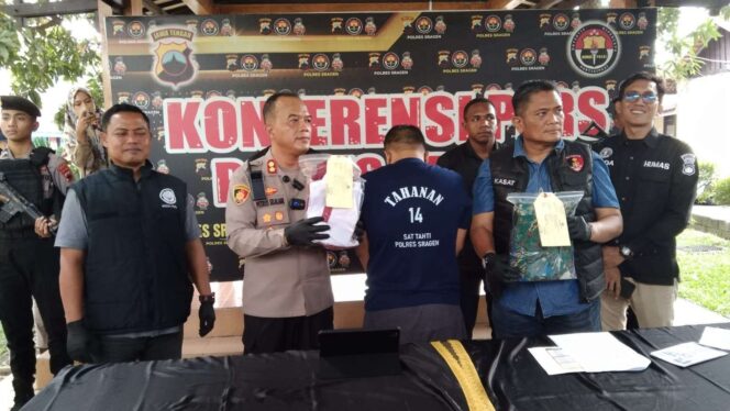 
					Kapolres Sragen AKBP Petrus Parningotan Silalahi menunjukkan barang bukti pakaian korban pencabulan saat rilis perkara di Mapolres Sragen, Selasa (6/5/2025). (Foto: RRI/Mulato Ishaan)
