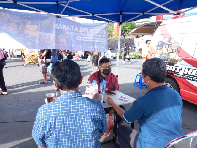 
					Kantor Pertanahan Kabupaten Wonogiri meluncurkan inovasi pelayanan melalui booth akhir pekan di Car Free Sunday, Alun-Alun Kabupaten Wonogiri. (Foto: Humas Kantah Wonogiri)

