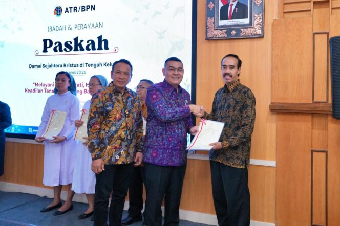 
					Wakil Menteri Agraria dan Tata Ruang/Wakil Kepala BPN, Ossy Dermawan, menyerahkan sertipikat tanah untuk Gereja Injili di Tanah Jawa (GITJ) Kayuapu, Kudus, yang berdiri sejak 1853, dalam semangat perayaan Paskah. Penyerahan dilakukan di Kantor Wilayah BPN Jawa Tengah, Rabu (30/4/2025) (Foto: Humas Kantah Wonogiri)

