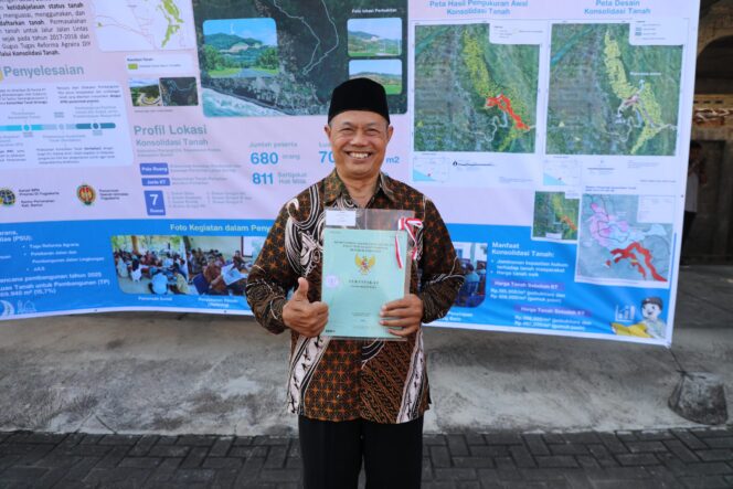 
					Salah satu penerima sertipikat, Suhardi (65) dari Dusun Sono (Foto: Humas Kantah Wonogiri)

