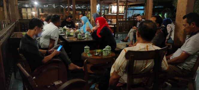 
					Pada Selasa, 20 Mei 2025, Angkringan SopoNgiro, Kecamatan Wonogiri, menjadi saksi diskusi strategis yang dibuka oleh PLT Ketua Kadin Wonogiri, Sugeng Budiono. (Foto: Billy/ PNN)