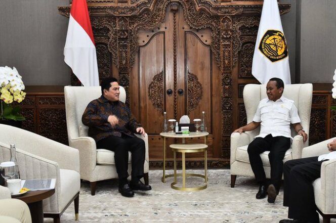
					Menteri BUMN Erick Thohir bersama Menteri ESDM Bahlil Lahadalia menggelar pertemuan strategis dengan perwakilan Contemporary Amperex Technology Co. Limited (CATL), perusahaan baterai listrik asal China, pada Rabu (14/5/2025). (Foto: @erickthohir)