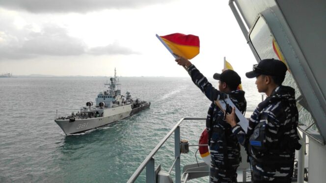 
					Dua kapal Koarmada I, KRI Tjiptadi-381 dan KRI Bontang-907, yang berada di bawah kendali operasi Bakamla, melaksanakan latihan pembekalan di laut (Replenishment At Sea/RAS) di perairan Selat Singapura. (Foto:  @Puspen_TNI)

