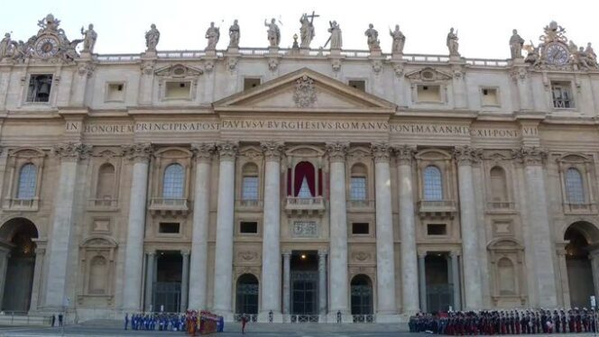 
					Dunia menanti pengumuman Paus baru dari loggia tengah Basilika Santo Petrus, Vatikan, pada Kamis, 8 Mei 2025 (Foto: @VaticanNews)

