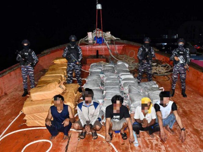 
					TNI Angkatan Laut (AL) melalui Pangkalan TNI AL Tanjung Balai Karimun (Lanal TBK) berhasil menggagalkan penyelundupan 705 kg sabu dan 1.200 kg kokain senilai Rp7,057 triliun di Perairan Selat Durian, Kepulauan Riau, pada Selasa (13/5/2025). (Foto: tnial.mil.id)

