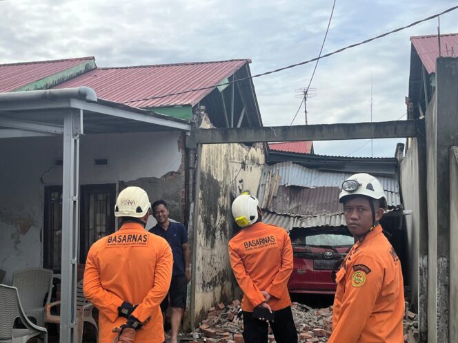 
					Petugas BPBD dan Basarnas membantu warga mengevakuasi barang dari reruntuhan rumah di Kelurahan Betungan, Bengkulu, pasca-gempa magnitudo 6,3, 23 Mei 2025. (Foto: @MC_kotabengkulu)

