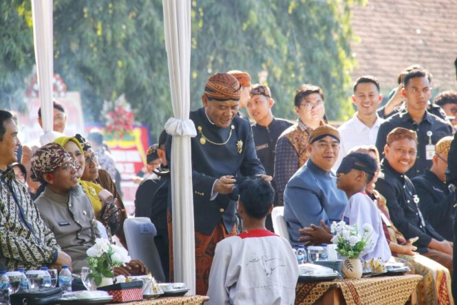 
					Gubernur Jawa Tengah Ahmad Luthfi meluncurkan Program Bea Siswa Anak Tidak Sekolah (ATS) untuk 1.100 anak pada 2025, upacara Hardiknas di Banyumas, Jumat (2/5/2025).  (Foto: Zulkarnain)

 

