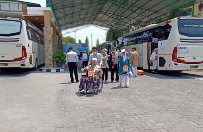 
					JCH Cilacap-Brebes tiba di Donohudan, Purbalingga terbang ke Mekah. 34.073 jemaah Jateng-DIY berangkat haji 2025 via Solo. (Foto: Iskandar/ PNN)

