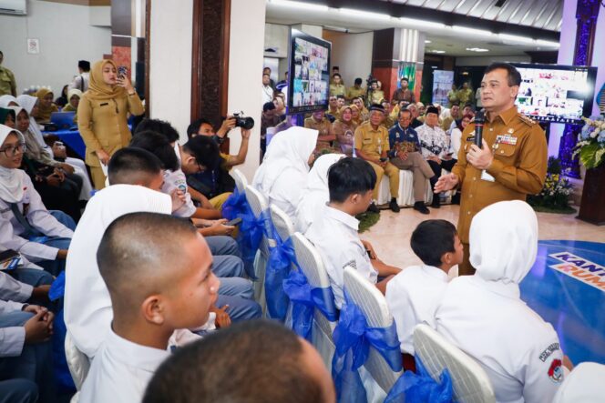 
					Gubernur Jawa Tengah Ahmad Luthfi mengumumkan program beasiswa untuk 100 lulusan SMA dan SMK kuliah di 18 universitas di Korea Selatan. (Foto: Zulkarnain)

