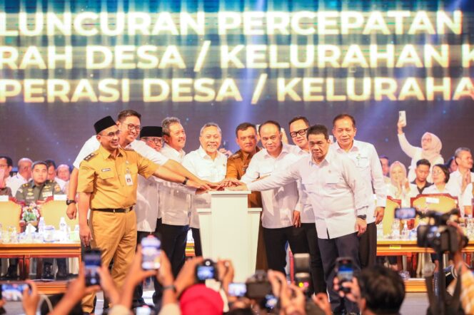 
					Gubernur Jawa Tengah Ahmad Luthfi mendukung penuh percepatan pembentukan Koperasi Desa/Kelurahan Merah Putih (KDMP) untuk memutar ekonomi desa. Dukungan ini disampaikan dalam Dialog Percepatan Pembentukan KDMP di Holy Stadium, Semarang, Selasa, 6 Mei 2025 (Foto: Zulkarnain)

