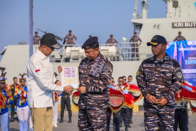 
					Sekretaris Daerah Jawa Tengah Sumarno mengecek pemberangkatan tim Ekspedisi Rupiah Berdaulat ke Kepulauan Karimunjawa dari Pelabuhan Tanjung Emas, Semarang, Selasa, 6 Mei 2025. (Foto: Syahidan)

