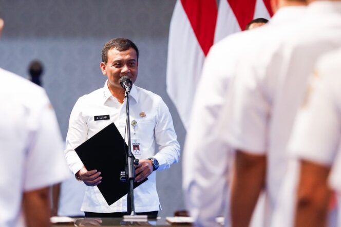 
					Gubernur Jawa Tengah Ahmad Luthfi melantik 29 pejabat pimpinan tinggi pratama di lingkungan Pemprov Jateng pada Rabu, 7 Mei 2025, di Gardhika Bhakti Praja, Semarang. (Foto: Zulkarnain)