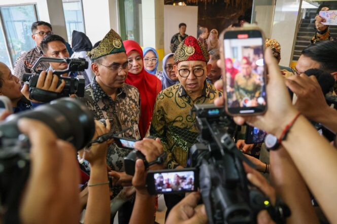 
					Fadli Zon saat membuka Pameran Nasional Kain Tradisional Nusantara 2025 di Museum Ranggawarsita, Semarang, Jumat, 9 Mei 2025. (Foto: Syahidan)

