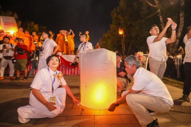 
					Langit Candi Borobudur diterangi 2.569 lampion pada Senin malam (12/5/2025), menandai puncak perayaan Waisak 2569 BE/2025. (Foto: Syahidan)