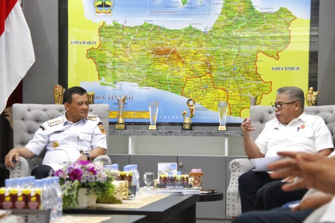 
					Gubernur Jawa Tengah, Ahmad Luthfi, menegaskan komitmennya mendukung target Komite Olahraga Nasional Indonesia (KONI) Jateng meraih posisi tiga besar pada Pekan Olahraga Nasional (PON) XXII 2028 di Nusa Tenggara Barat (NTB) dan Nusa Tenggara Timur (NTT). Dukungan ini disampaikan saat menerima audiensi KONI Jateng di Kompleks Kantor Gubernur, Rabu (14/5/2025). (Foto: Zulkarnain)

