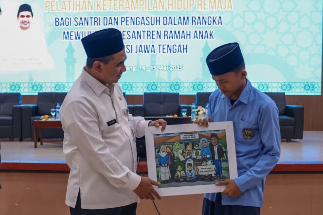 
					Wakil Gubernur Jawa Tengah, Taj Yasin Maemoen, mengapresiasi pelaksanaan Training of Fasilitator (ToF) Kesejahteraan Remaja di Pesantren, yang digelar di Badan Pengembangan Sumber Daya Manusia Daerah (BPSDMD) Jateng pada 14-15 Mei 2025. (Foto: Syahidan)

