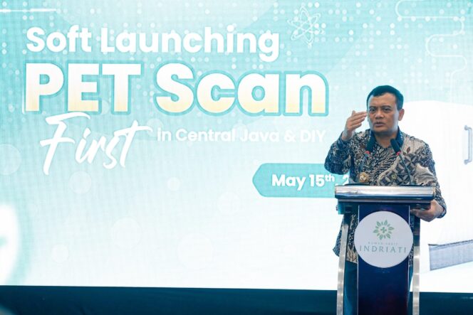 
					Gubernur Jawa Tengah, Ahmad Luthfi, meresmikan layanan Positron Emission Tomography (PET) Scan di Rumah Sakit Indriati Solo Baru, Sukoharjo, pada Kamis (15/5/2025). (Foto: Zulkarnain)

