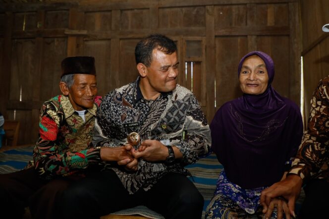 
					Gubernur Jawa Tengah, Ahmad Luthfi, mengunjungi rumah Wagiman dan Samiyem di Dusun Karangnongko, Desa Selodoko, Kecamatan Ampel, Boyolali, pada Kamis sore (15/5/2025). (Foto: Zulkarnain)

