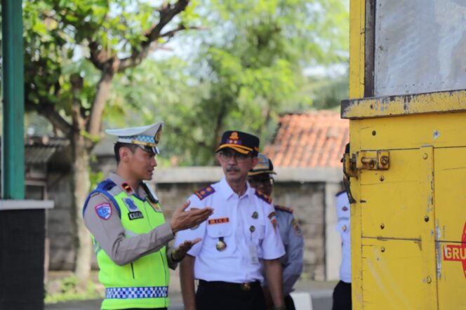 
					Dinas Perhubungan Jawa Tengah bersama TNI, Polri, dan instansi terkait menggelar razia kendaraan Over Dimension Over Loading (ODOL) di Magelang, Kamis (15/5/2025). (Foto: Syahidan)

