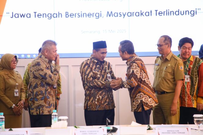 
					Wakil Gubernur Jateng, Taj Yasin Maimoen, Rapat koordinasi digelar di Kantor OJK Jateng, Kamis (15/5/2025). (Foto: Syahidan)