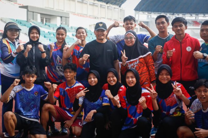 
					Gubernur Jawa Tengah, Ahmad Luthfi, mengunjungi para atlet yang menjalani pemusatan latihan di Stadion Jatidiri, Semarang, pada Jumat pagi (16/5/2025). (Foto: Zulkarnain)

