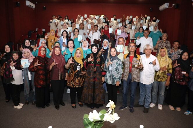 
					Buku karya Bunda Literasi Jawa Tengah, Hj. Nawal Arafah Yasin, berjudul Pesantren, Anti Bullying dan Kekerasan Seksual peluncuran diadakan di Perpusda Jawa Tengah, Jumat (16/5/2025).