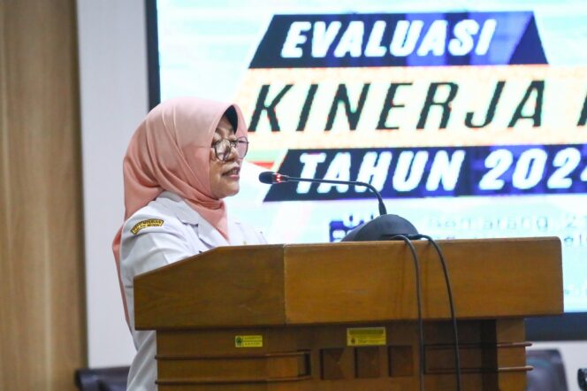 
					Kepala DPMPTSP Jateng, Sakina Rosellasari, dalam rapat evaluasi Pelayanan Terpadu Satu Pintu (PTSP) 2024 di Kompleks Kantor Gubernur Jateng, Semarang, pada Rabu (14/5/2025). (Foto: Syahidan)