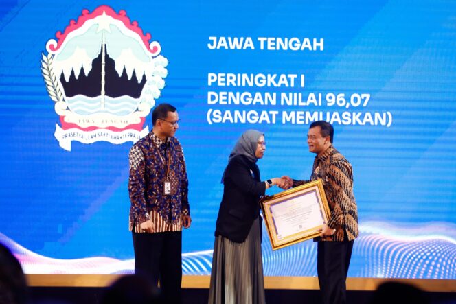 
					Gubernur Jawa Tengah Ahmad Luthfi menerima penghargaan Pengawasan Kearsipan dan MKB dari ANRI di Jakarta, 22 Mei 2025. (Foto: Zulkarnain)
