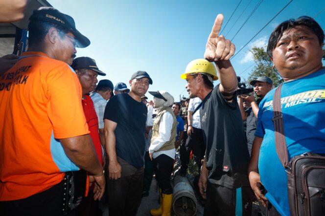 
					Gubernur Jawa Tengah Ahmad Luthfi berdialog dengan warga terdampak banjir sambil meninjau pompa air di Desa Sayung, Demak, 25 Mei 2025. (Foto: Zulkarnain)

