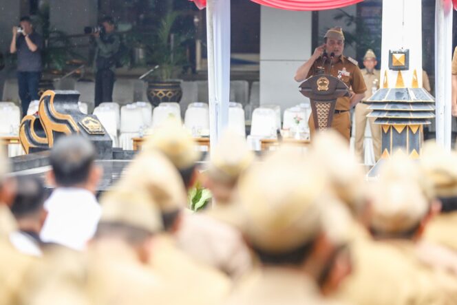 
					Gubernur Ahmad Luthfi memimpin apel pagi di Kantor Gubernuran Jateng, bersama kepala daerah dan ASN, guyub di tengah hujan. (Foto: Zulkarnain)

