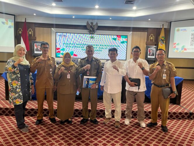 
					Bupati Wonogiri Setyo Sukarno bersama jajaran Kamar Dagang dan Industri (Kadin) Wonogiri, diwakili Wawan Setyo Nugroho, menghadiri Rapat Koordinasi Persiapan Soloraya Great Sale 2025 di Kantor Gubernur Jawa Tengah, Senin (26/5/2025). (Foto: Kadin Wonogiri)

