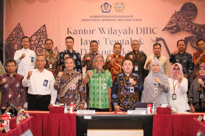 
					Sekda Jawa Tengah Sumarno saat menghadiri Forum Ekonomi Regional di Semarang, menyoroti penyelesaian masalah tanah Tol Semarang-Demak, 27 Mei 2025. (Kredit: Syahidan)  

